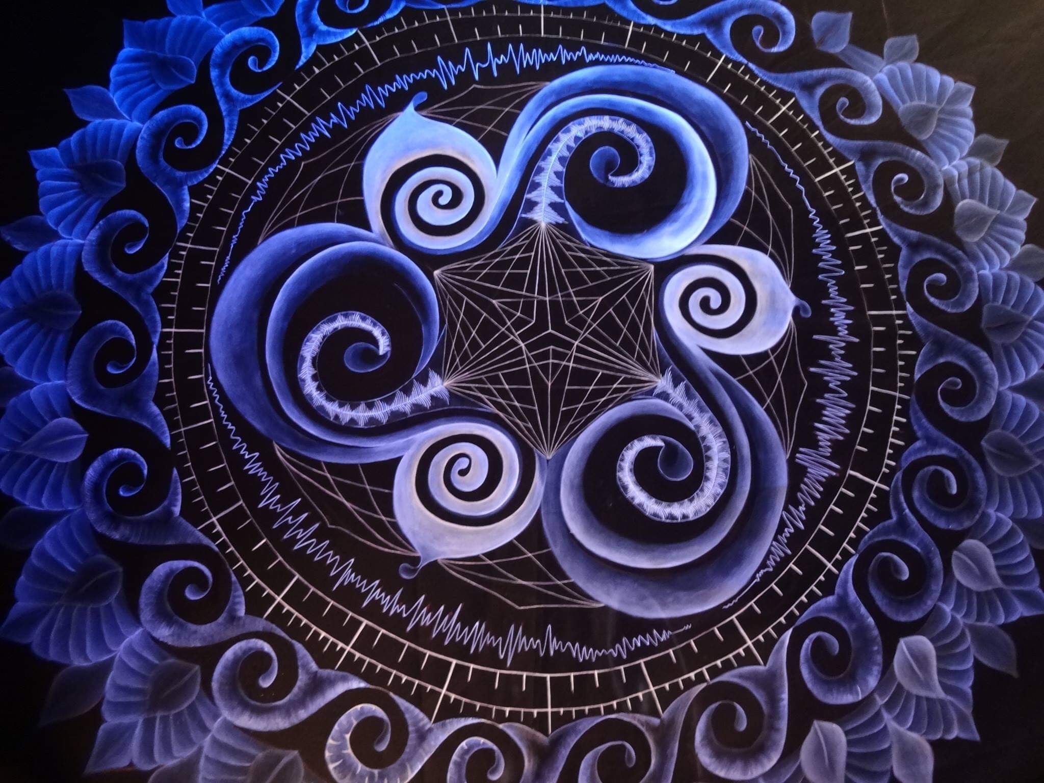 Œuvre artistique géométrique bleue de Claudia Sicotte