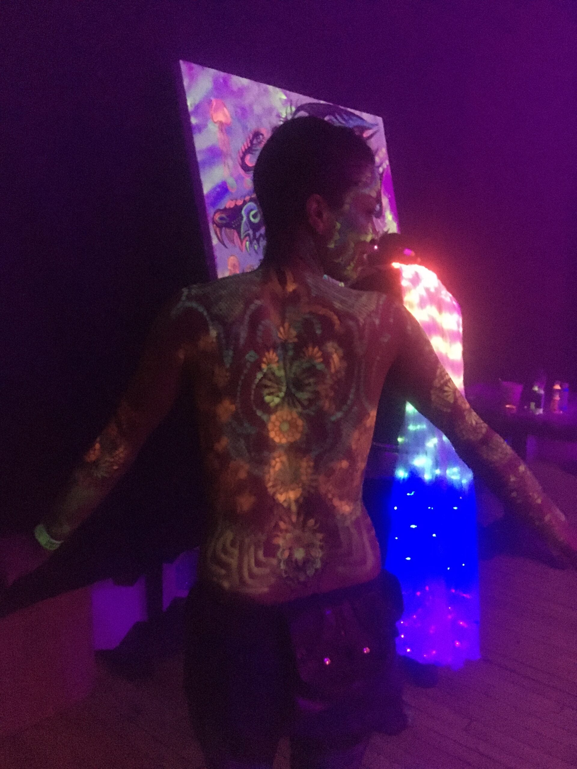 Body painting sous lumière ultraviolette